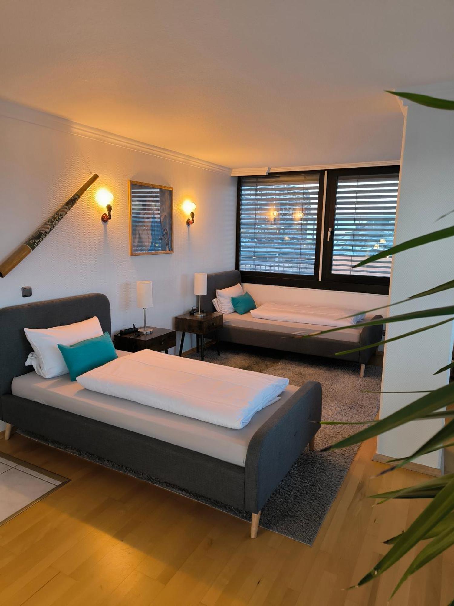 Central Leverkusen Apartment: Two-Bedroom Comfort with Dual Balconies Exterior photo