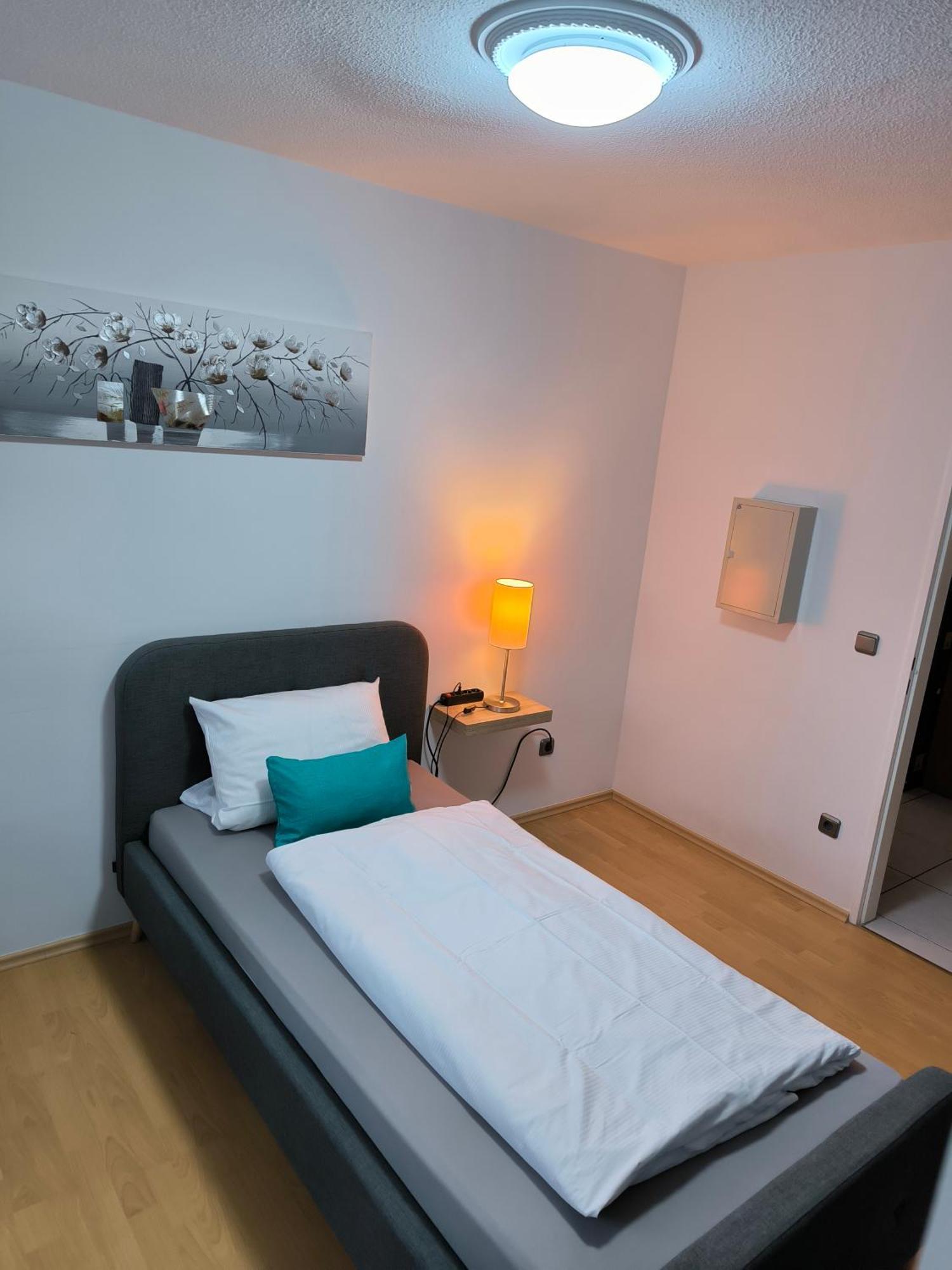 Central Leverkusen Apartment: Two-Bedroom Comfort with Dual Balconies Exterior photo
