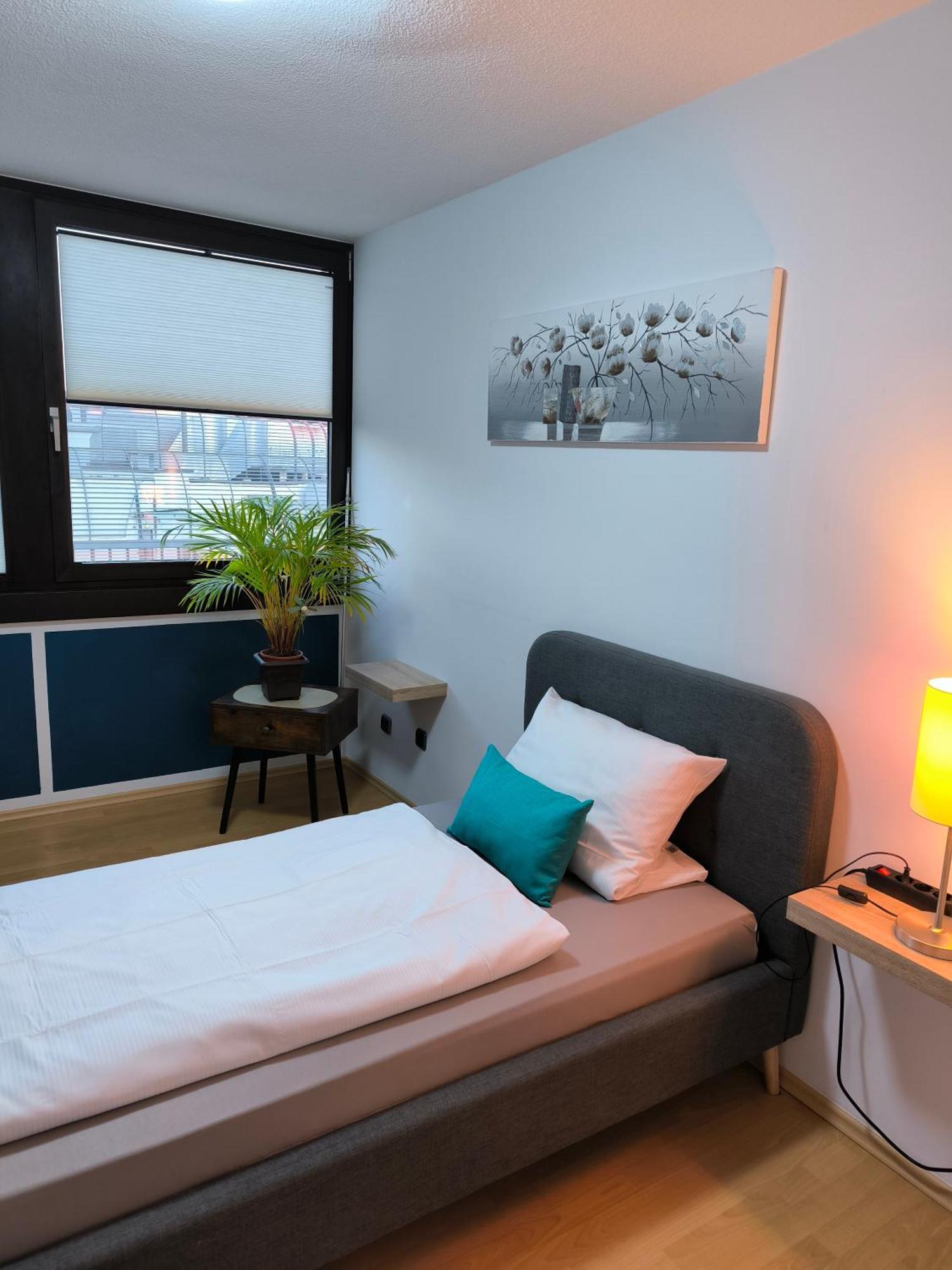 Central Leverkusen Apartment: Two-Bedroom Comfort with Dual Balconies Exterior photo