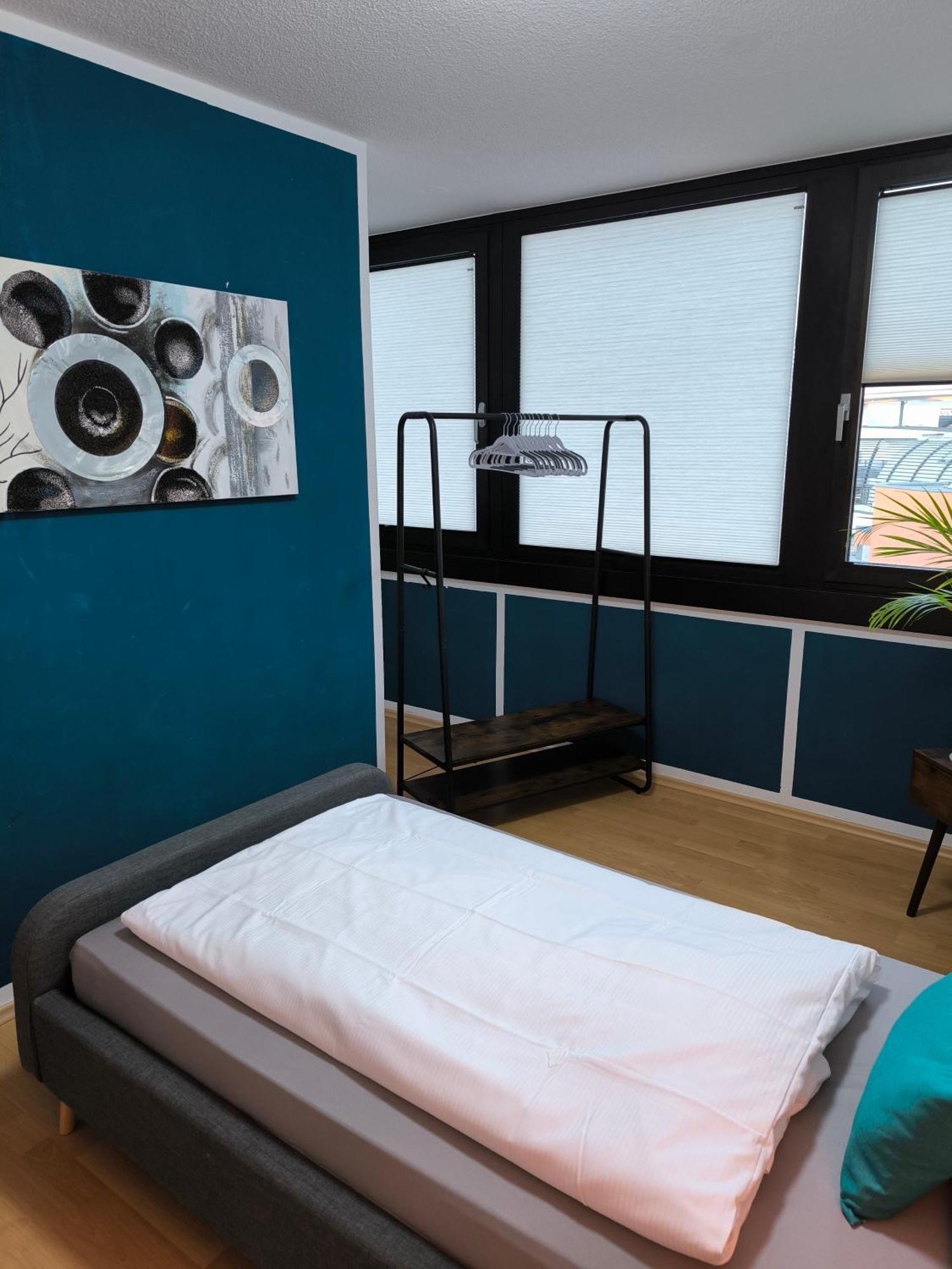 Central Leverkusen Apartment: Two-Bedroom Comfort with Dual Balconies Exterior photo