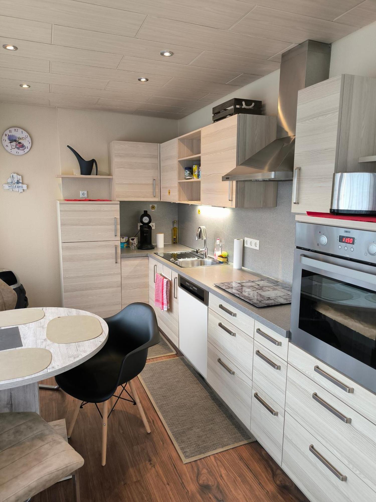 Central Leverkusen Apartment: Two-Bedroom Comfort with Dual Balconies Exterior photo