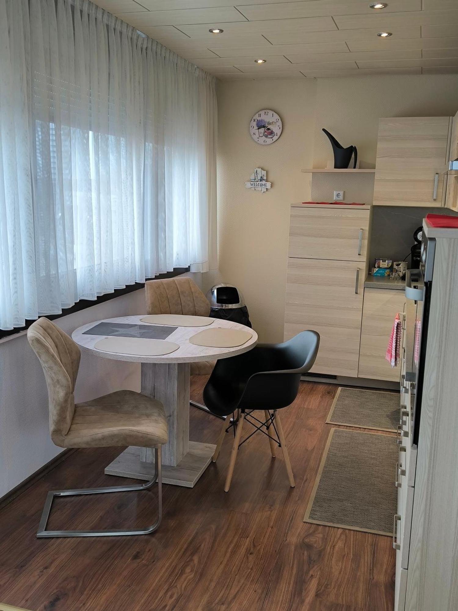 Central Leverkusen Apartment: Two-Bedroom Comfort with Dual Balconies Exterior photo